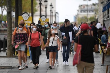 Otro estudio no logró encontrar evidencia de SARS-CoV-2 en muestras de aire en salas de aislamiento en un centro de brotes dedicado al tratamiento de personas con COVID-19 en Singapur (EFE/EPA/JULIEN DE ROSA/ Archivo) 
