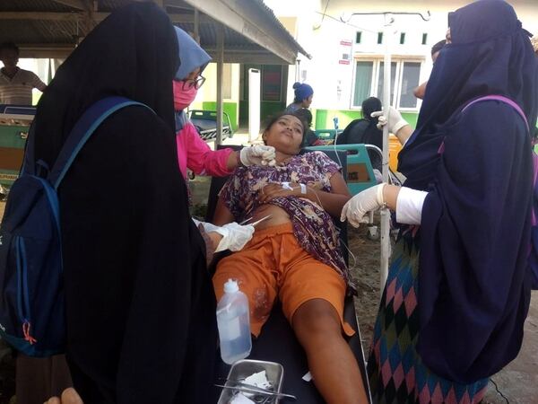 Una residente recibe atención médica tras un terremoto de magnitud 7,5 que sacudió la isla de Célebes, situada en el norte de Indonesia (EFE)