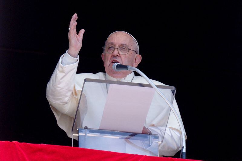 El papa Francisco dirige la oración Regina Caeli desde su ventana en el Vaticano. 14 de abril de 2024