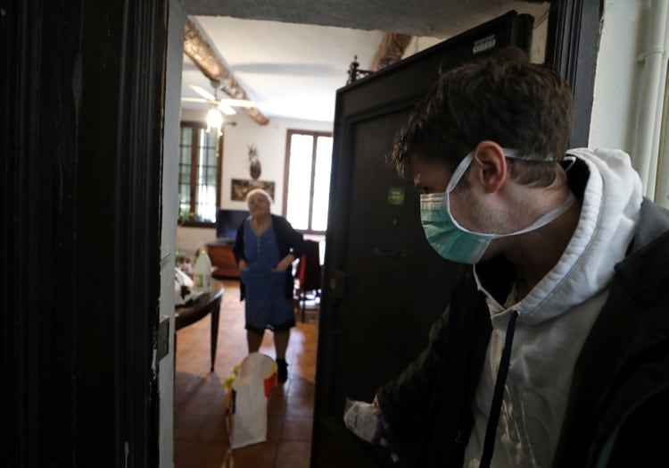 En la crisis de la pandemia las personas buscan modos de ayudarse mutuamente, como el reparto domiciliario de alimentos a las personas que no pueden salir de sus casas (Reuters/ Eric Gaillard)