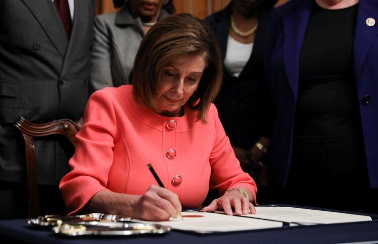 La líder demócrata en la Cámara de Representantes, Nancy Pelosi, firmó los cargos del juicio político. Foto: REUTERS/Leah Millis