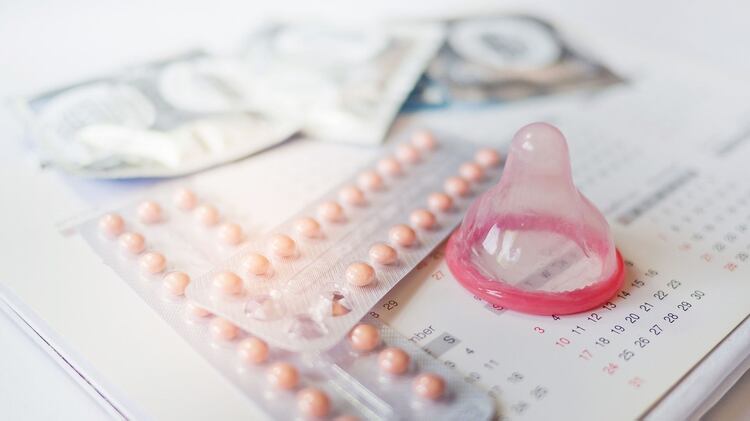 La recomendación es complementar los métodos anticonceptivos con el uso del preservativo (Shutterstock)