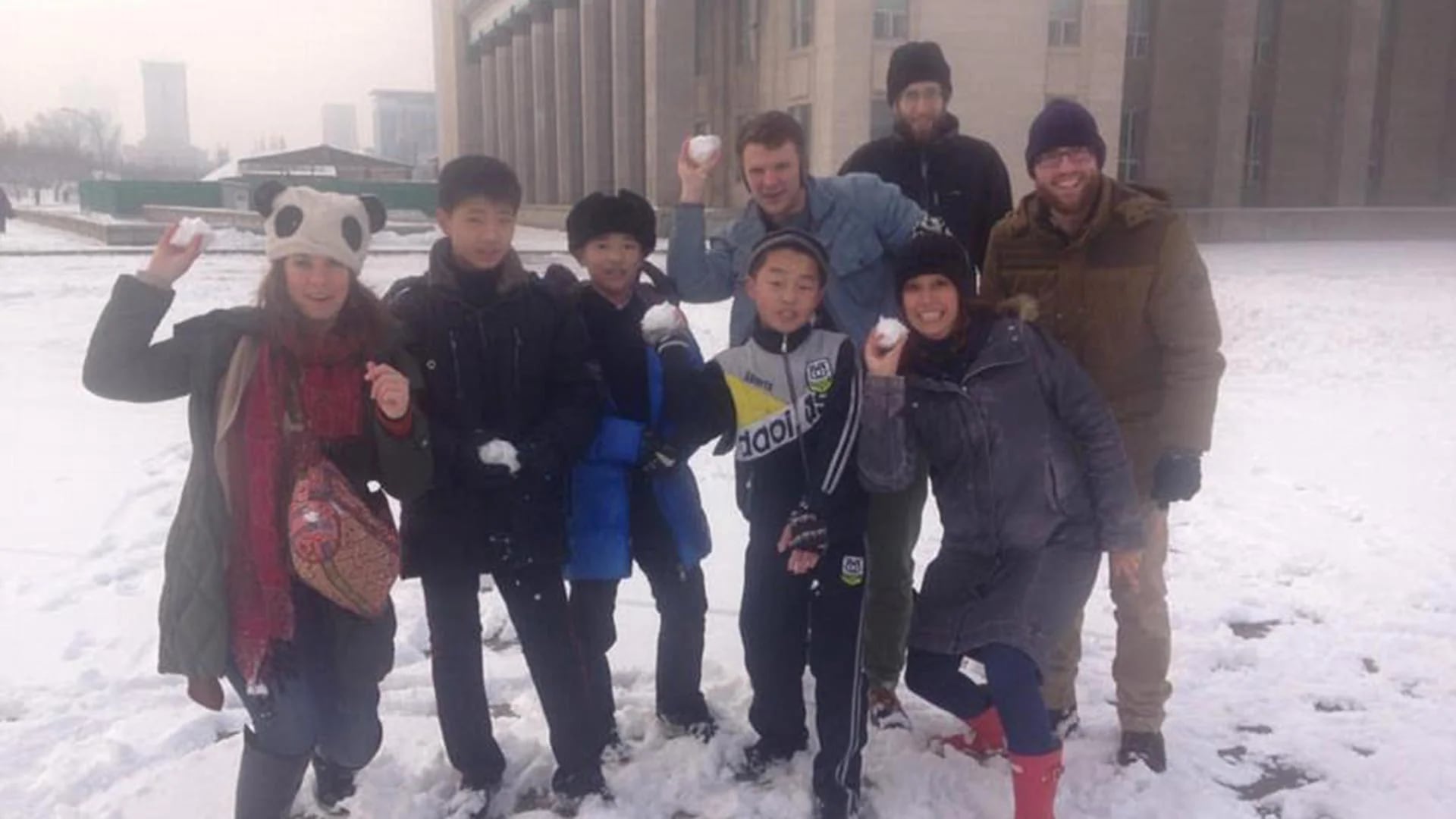 Otto y sus amigos con un grupo de norcoreanos