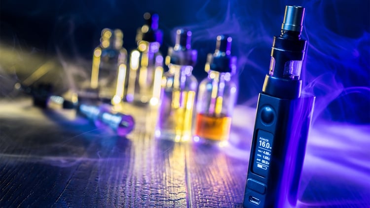 Existe evidencia de que el aerosol de los cigarrillos electrónicos provoca daños en el pulmón como neumonías y lesiones similares al enfisema (Shutterstock)