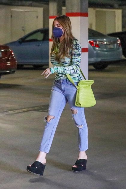 Sofia Vergara fue vista en un estacionamiento de Beverly Hills. Lució un jean roto, remera de colores, sandalias negras y una cartera verde limón