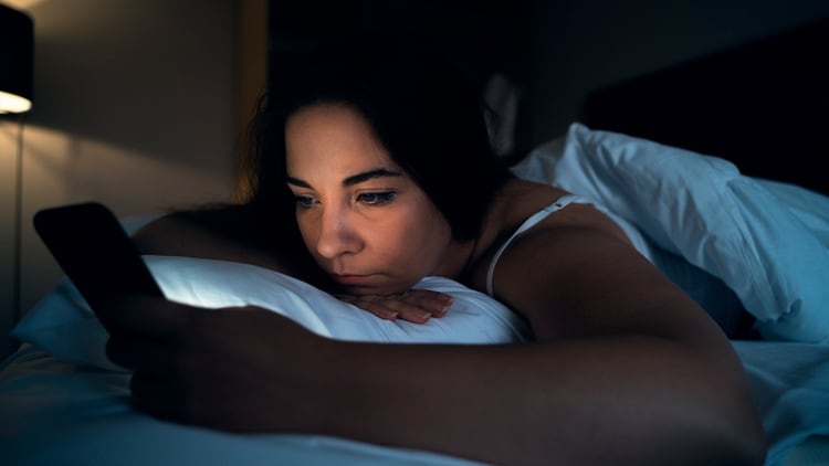 Evitar las pantallas cuando se despiertan en el momento es importante porque de acuerdo al profesional, la persona va a inhibir el pico de melatonina porque el organismo va a pensar que es de día (Shutterstock)