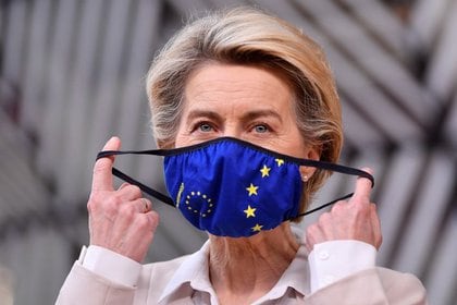 La presidenta de la Comisión Europea, Ursula von der Leyen, se quita una mascarilla con el motivo de la bandera de Europa estampado, durante la cumbre de líderes europeos celebrada en Bruselas. John Thys/Pool vía REUTERS