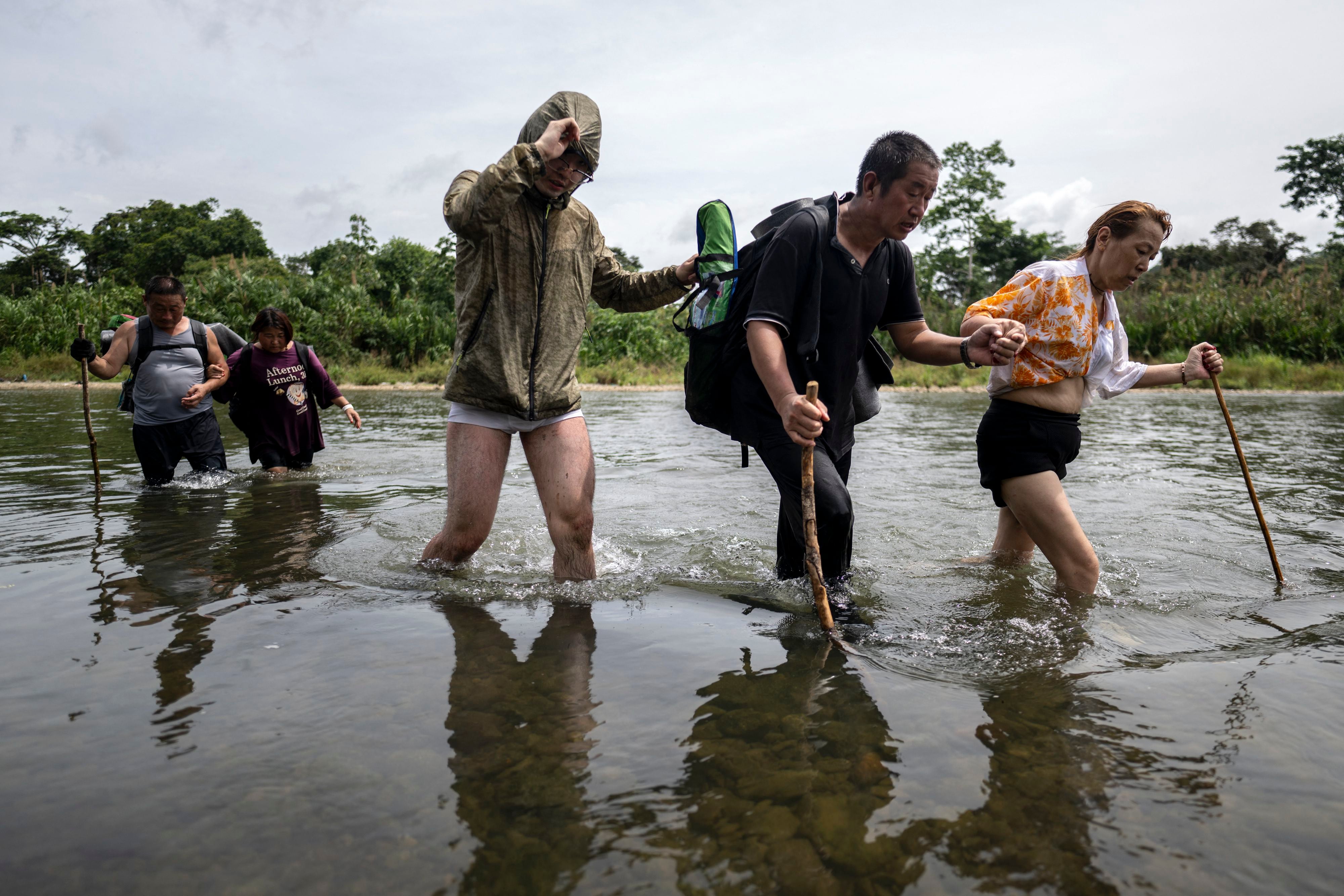 Migrantes de varios países cruzan a diario por la peligrosa selva