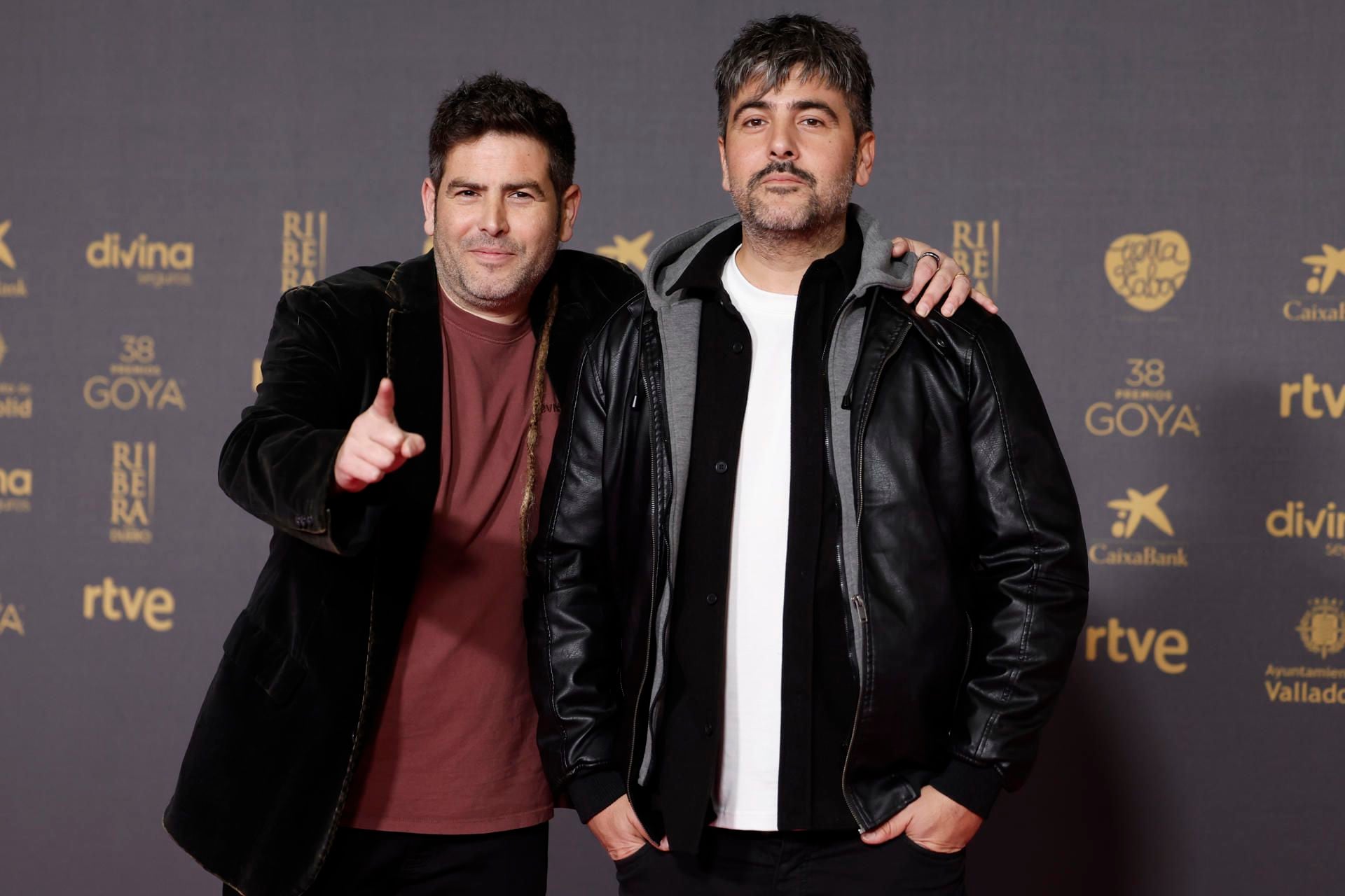 Los componentes del grupo musical "Estopa", los hermanos David Muñoz y José Muñoz posan a su llegada a la ceremonia de entrega de la 38.ª edición de los Premios Goya