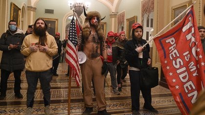 Los partidarios de Trump en el interior del Capitolio de los EEUU el 6 de enero de 2021, en Washington, DC (Foto de Saul LOEB / AFP)
