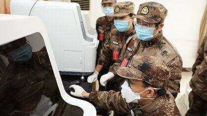 Científicos que responden al Ejército Popular Chino en uno de sus laboratorios en el que desarrollan la vacuna contra el coronavirus (Gobierno China)
