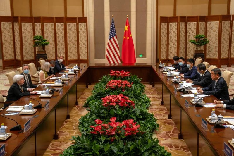 Reunión entre la Secretaria del Tesoro de EEUU Janet Yellen y el vice primer ministro chino He Lifeng en Beijing (via Reuters)