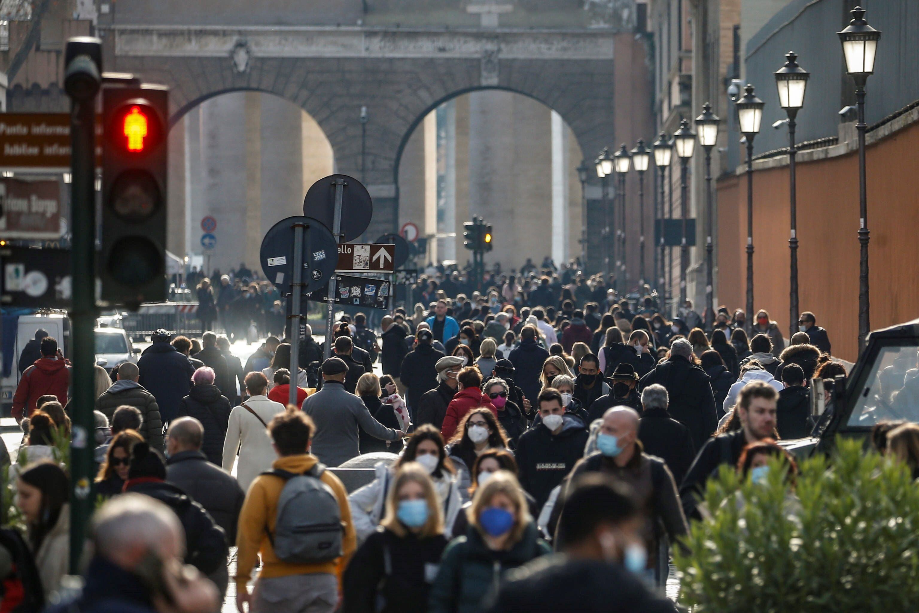 Numerosas personas caminan por la Via di Porta Angelica, en el centro de Roma, en plena pandemia. EFE/FABIO FRUSTACI
