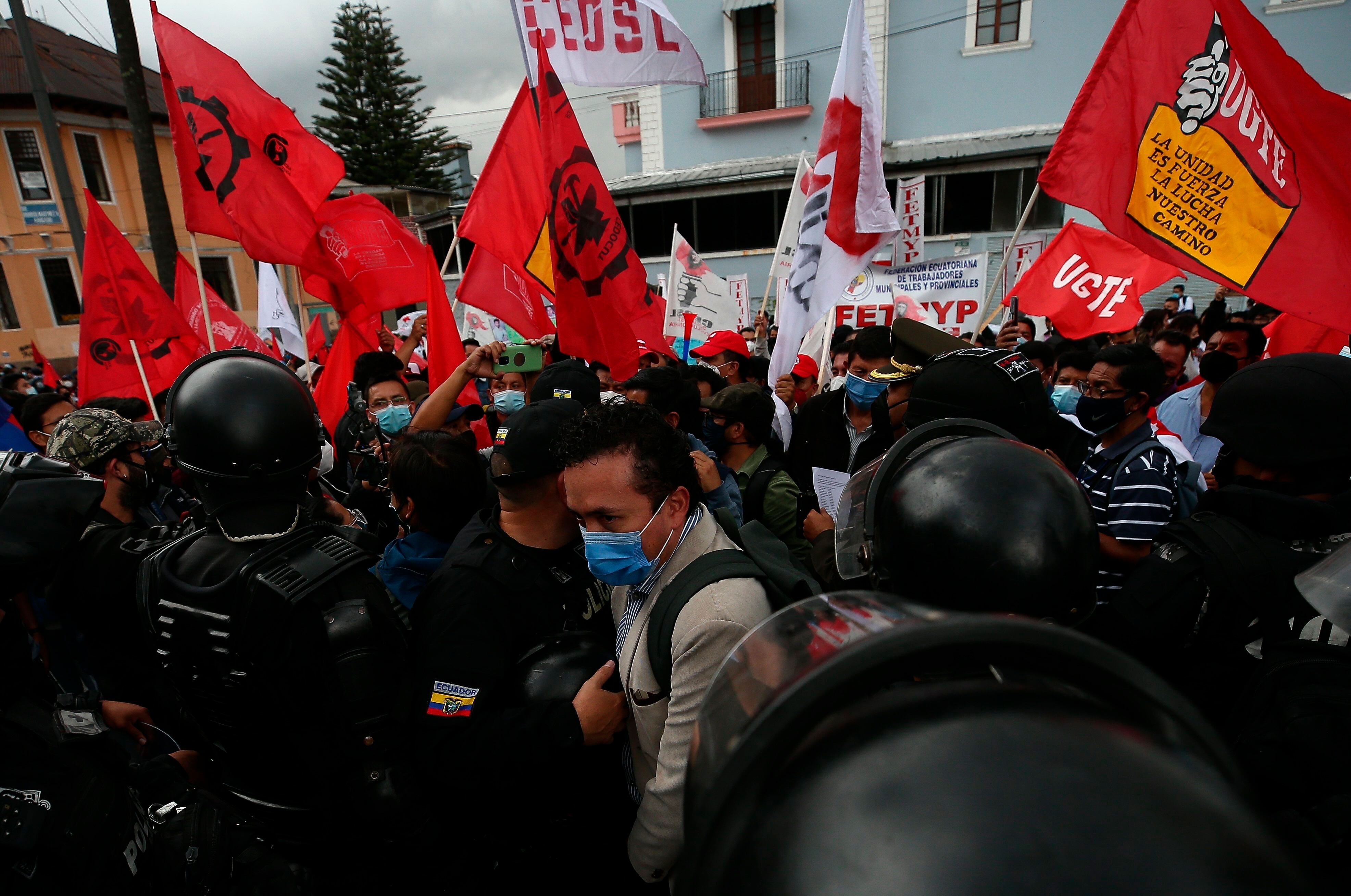 Trabajadores y sindicalistas marchan hoy rumbo a la sede de la Asamblea Nacional, en Quito (Ecuador). EFE/ José Jácome