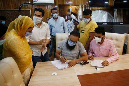 Empleados del gobierno indio toman los datos de una mujer antes de someterla a un test de antígenos para detectar coronavirus en Srinagar, la capital de verano de la Cachemira india. EFE/EPA/FAROOQ KHAN/Archivo 