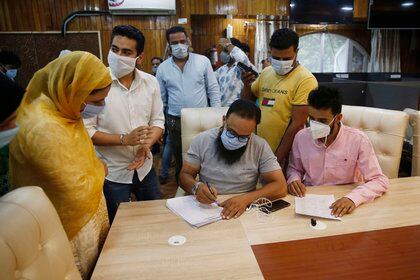 Empleados del gobierno indio toman los datos de una mujer antes de someterla a un test de antígenos para detectar coronavirus en Srinagar, la capital de verano de la Cachemira india. EFE/EPA/FAROOQ KHAN/Archivo
