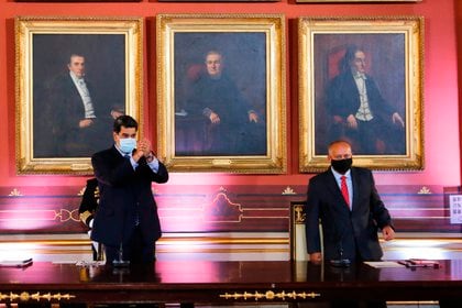 Fotografía cedida por Prensa de Miraflores donde se observa al presidente venezolano, Nicolás Maduro (i), acompañado por el presidente de la Asamblea Nacional Constituyente, Diosdado Cabello (r), durante un acto de gobierno en Caracas (Venezuela).  Prensa EFE / Miraflores