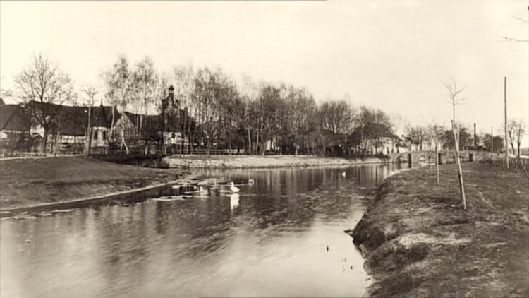El río que atraviesa Herzogenaurach y que en el pasado separó a los dos hermanos y sus respectivas fábricas