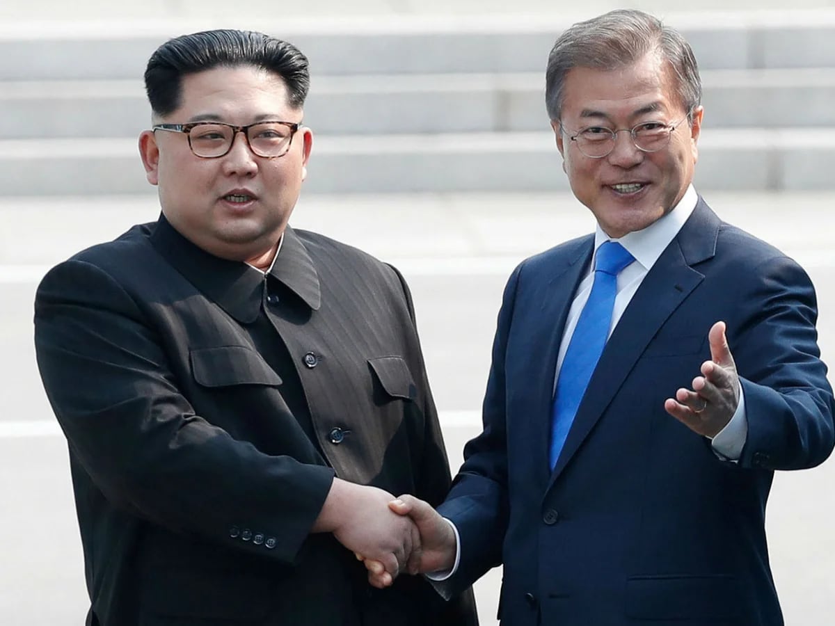 Los presidentes de las dos Coreas se dieron la mano en una cumbre histórica y prometieron dar inicio a "un nuevo capítulo" - Infobae