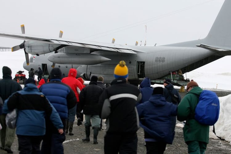 Un avión C130 Hercules de la Fuerza Aérea de Chile evacuando a decenas de pasajeros del crucero M/S Explorer, que chocó con el hielo en la isla Rey Jorge de la Antártica el 24 noviembre 2007 (REUTERS/Ivan Alvarado)
