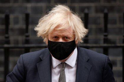 El primer ministro de Reino Unido, Boris Johnson, sale de Downing Street en Londres, Reino Unido, el 24 de marzo de 2021. REUTERS/John Sibley