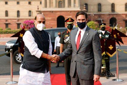 El secretario de Defensa Mark Esper y su homólogo indio Rajnath Singh durante la llegada del estadounidense a Nueva Delhi (REUTERS/Danish Siddiqui)