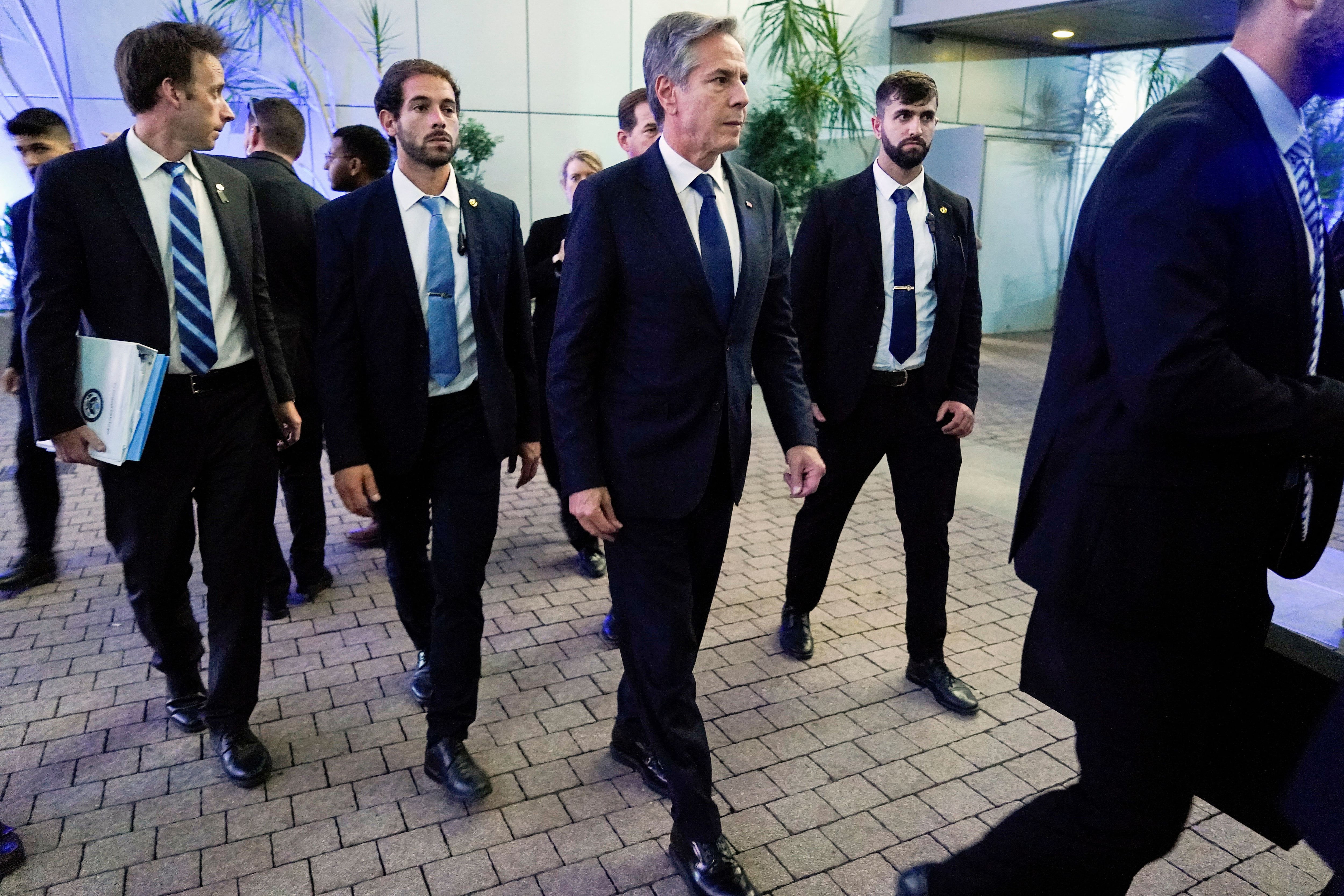 El Secretario de Estado de los Estados Unidos, Antony Blinken, asiste a una breve declaración a los medios de comunicación con el Ministro de Defensa israelí, Yoav Gallant, en Kirya, el Ministerio de Defensa de Israel, en Tel Aviv, Israel, el 16 de octubre de 2023. Jacquelyn Martin/Pool vía REUTERS