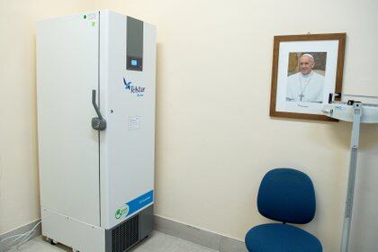 Un refrigerador utilizado para almacenar dosis de la vacuna Pfizer / BioNTech COVID-19 en el Vaticano, el 12 de enero de 2021. Fotografía tomada el 12 de enero de 2021. Vatican Media / Handout via REUTERS 