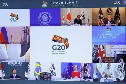 El Presidente de los Estados Unidos Donald Trump, la Presidenta de la Comisión Europea Ursula von der Leyen, el Primer Ministro del Japón Yoshihide Suga y el Presidente de Corea del Sur Moon Jae-in se ven en una pantalla antes del comienzo de la reunión virtual del G20 auspiciada por Arabia Saudita, en medio del brote de la enfermedad coronavirus (COVID-19), en Bruselas (Bélgica) el 21 de noviembre de 2020. (REUTERS) 