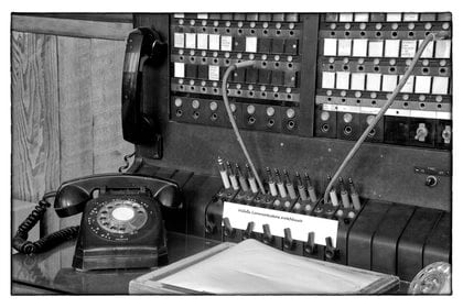 En los comienzos de la telefonía los operadores de las centrales llegaban a conocer las voces de sus clientes. (Wikipedia)