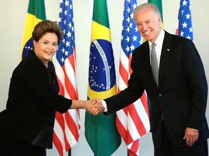 Joe Biden junto a la entonces presidente de Brasil Dilma Rousseff en 2016 (Reuters)