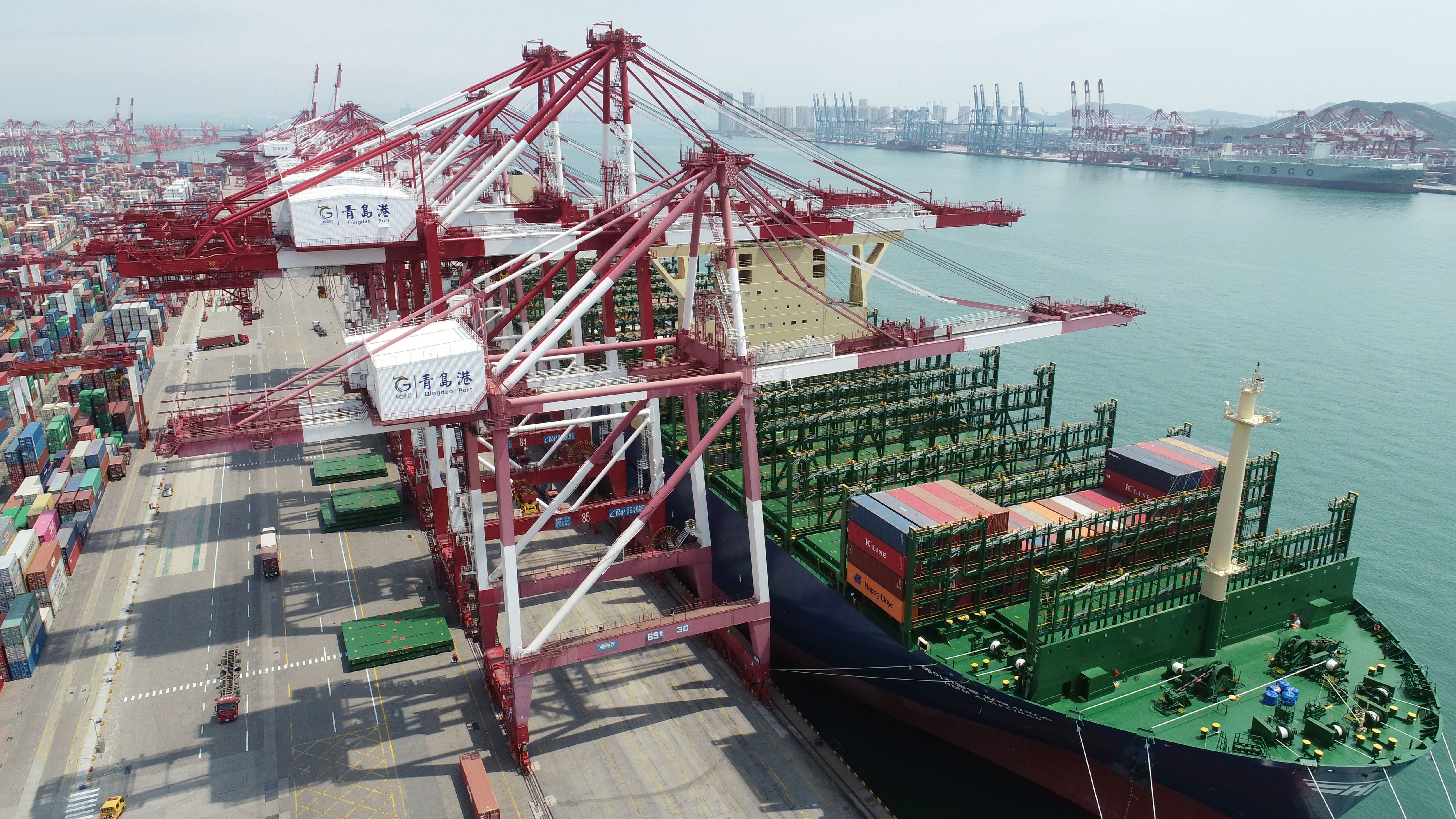 El buque portacontenedores más grande del mundo "HMM Algeciras" de la naviera surcoreana HMM se está cargando en el puerto de Qingdao en China. Foto: Zhangjingang/SIPA Asia vía ZUMA Wire/dpa
