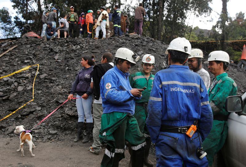 Personal de rescate coordina la búsqueda de los mineros desaparecidos después de una explosión en una mina subterránea de carbón en zona rural del municipio de Cucunubá, en el departamento de Cundinamarca, Colombia