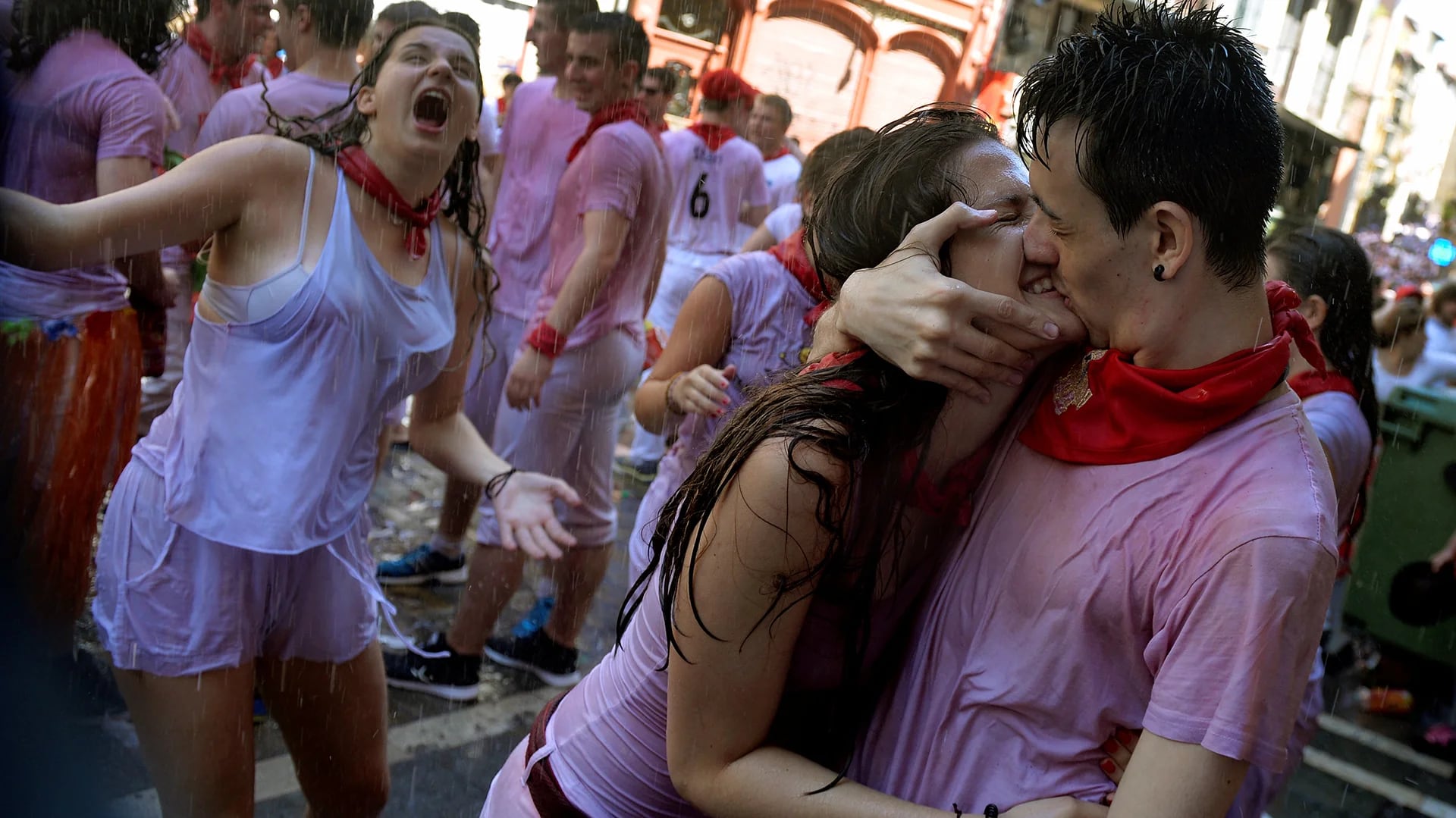 En los últimos años se popularizaron imágenes públicas de tocamientos a mujeres en San Fermín. (Reuters)