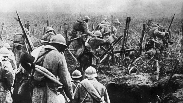 Foto tomada en 1916 muestra a los soldados franceses moviÃ©ndose en ataque desde su trinchera durante la batalla de Verdun, durante la primera guerra mundial (AFP / David COURBET)
