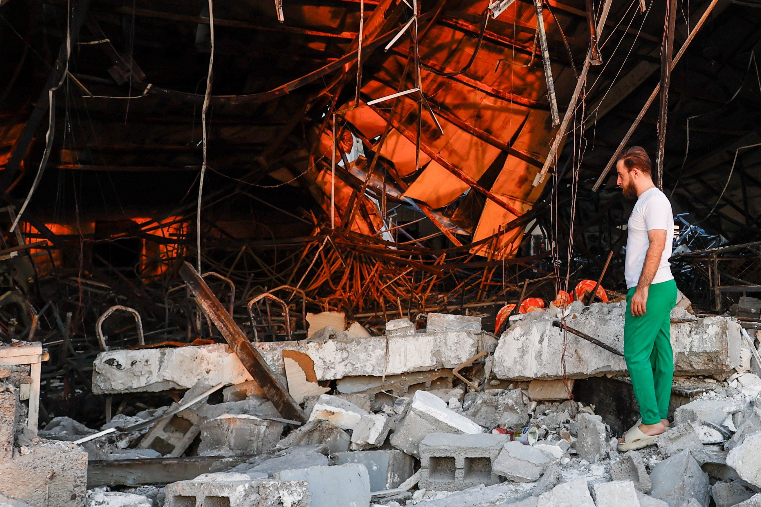 Una persona observa los daños en el lugar tras un incendio mortal en la celebración de una boda, en el distrito de Hamdaniya en la provincia iraquí de Nínive, Irak, 27 de septiembre de 2023. REUTERS/Khalid Al-Mousily