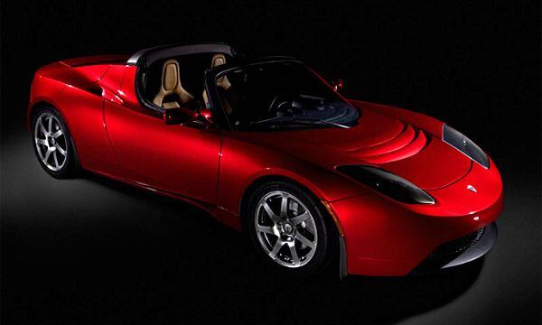 El primer Tesla se llamó Roadster, estaba basado en el Lotus Elise, aunque Elon Musk asegura que sólo el 5% de las piezas eran del auto inglés