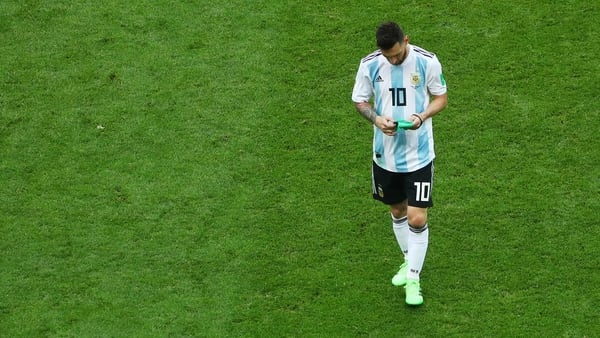 Octavos de final de Rusia 2018, Francia vs Argentina, en el Kazan Arena, 30 de junio de 2018. Messi se muestra desanimado en el final del partido. (REUTERS/Pilar Olivares)