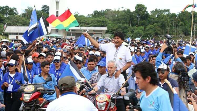 Evo Morales llegÃ³ al acto de lanzamiento de su candidatura (@Canal_BoliviaTV)