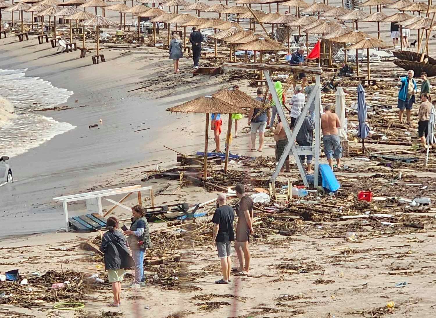 Varias personas observan los daños causados por una tormenta en la playa de Arapya, Bulgaria (AP Foto/Milena Genadieva)