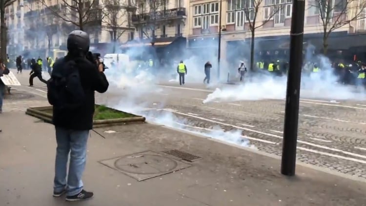 Los policías dispersaron a los manifestantes