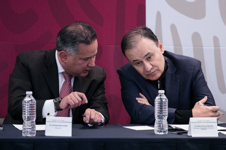 Nieto y Durazo, el titular de la SSPC, conversan durante la firma del convenio entre dos de las principales dependencias del gobierno mexicano (Foto: Galo Cañas/Cuartoscuro)