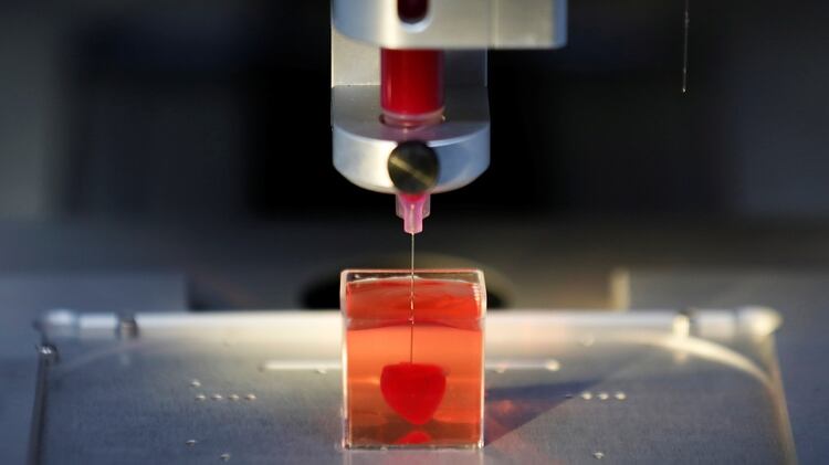 Una impresora 3D imprime un tejido de un corazón en un laboratorio de la Universidad de Tel Aviv (Reuters)