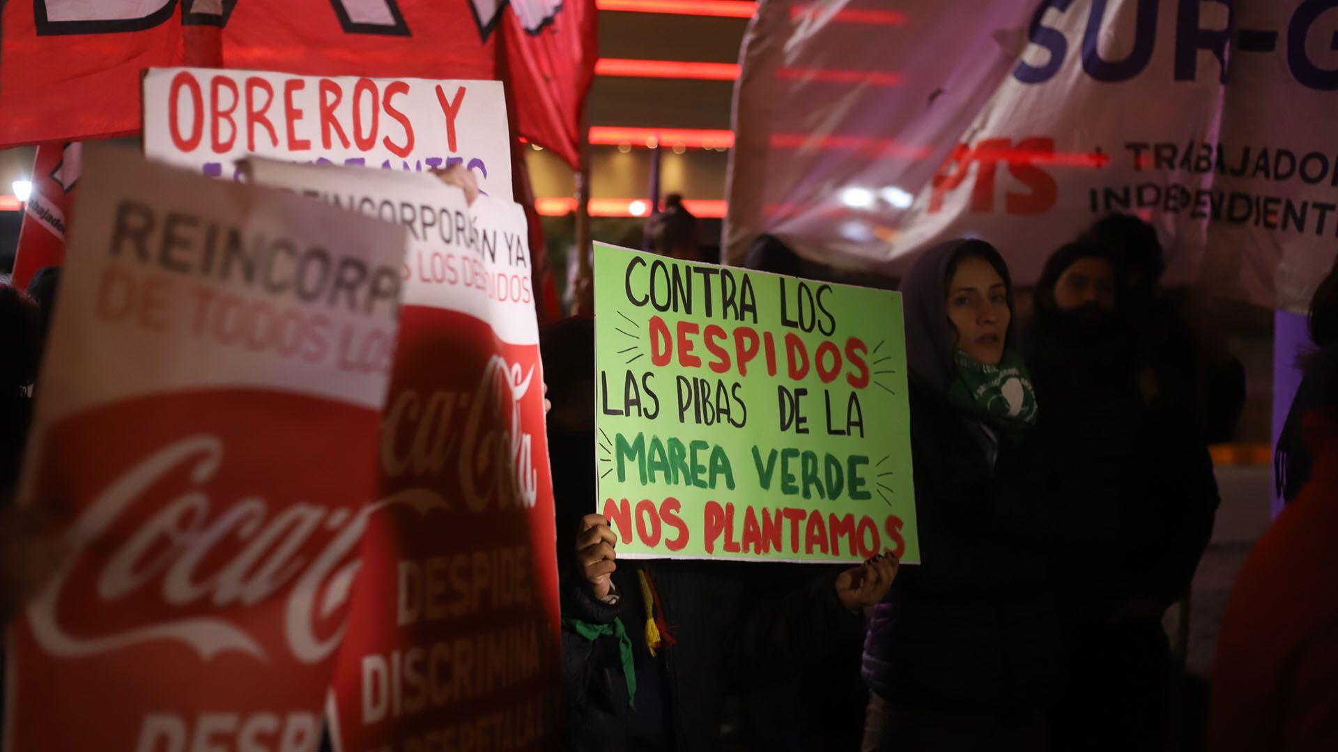 Carteles contra las políticas económicas del Gobierno de Cambiemos