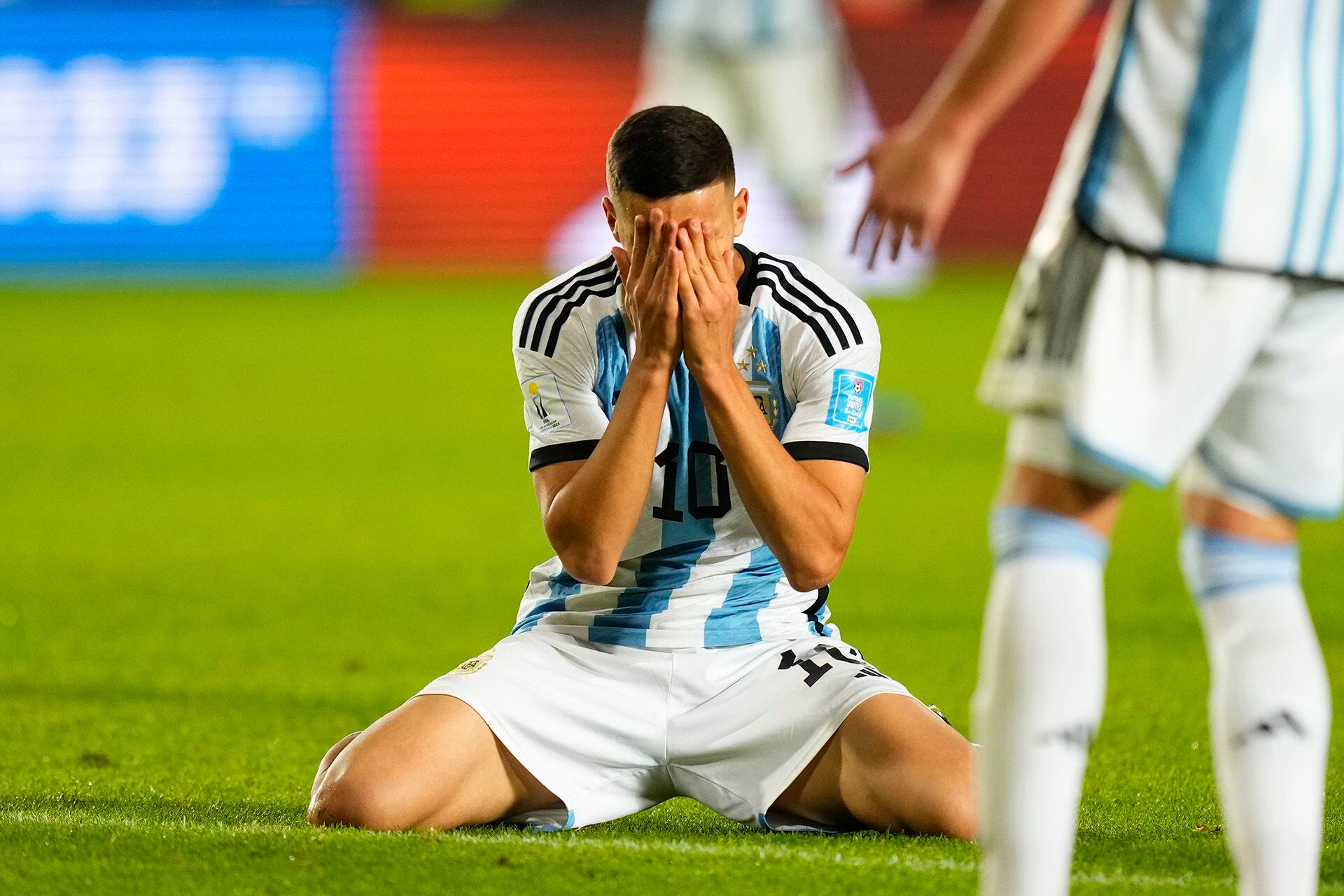 Valentín Carboni, el 10 de Argentina, lo lamenta. La Selección de Javier Mascherano quedó eliminada del Mundial Sub 20 tras la derrota ante Nigeria por 2-0 (AP)
