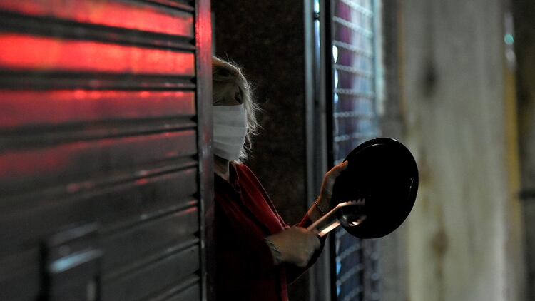 Las cacerolas contra la liberación de presos se hicieron escuchar anoche en todo el país (Foto: Nicolás Stulberg)