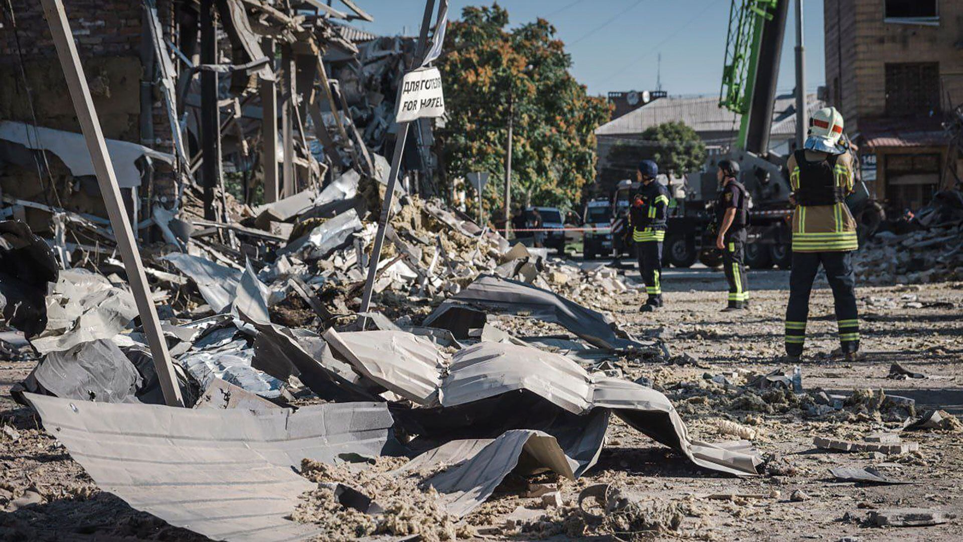 Los rescatistas trabajan en la escena de un edificio dañado después de los ataques con misiles rusos en Pokrovsk, región de Donetsk, Ucrania, el martes 8 de agosto de 2023. (Servicio de Emergencia de Ucrania vía AP Photo)