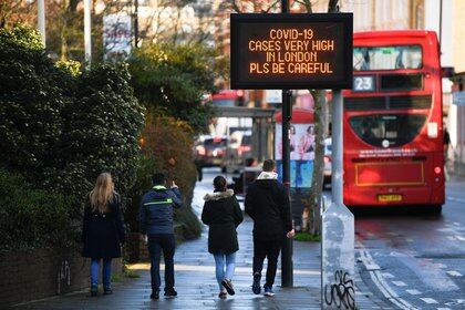 La nueva cepa de coronavirus hallada en el Reino Unido generó pánico y preocupación en la comunidad internacional (REUTERS/Toby Melville)