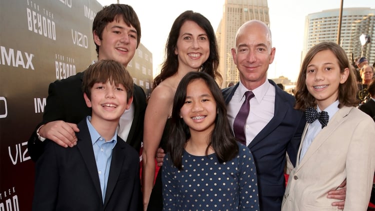 Jeff y Mackenzie junto a sus cuatro hijos, en la premiere deâStar Trek Beyondâ en juliio de 2016 en San Diego California.