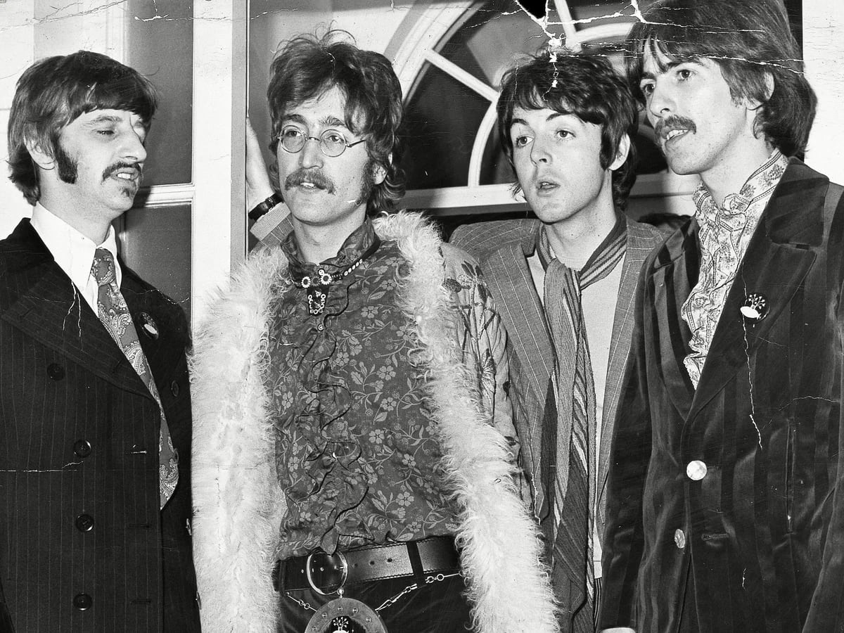 La reacción de los Beatles ante la muerte de Lennon: la frase desafortunada  de Paul, la negación de George y el gesto tierno de Ringo - Infobae